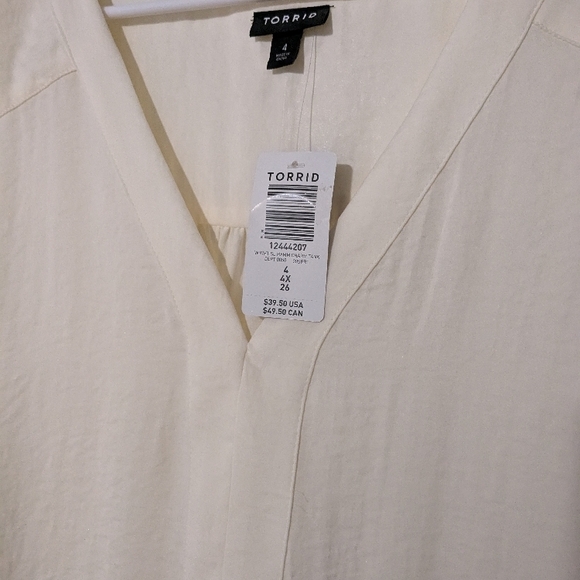 Torrid Ivory Textured Charmeuse Tank Size 4 - Picture 6 of 8